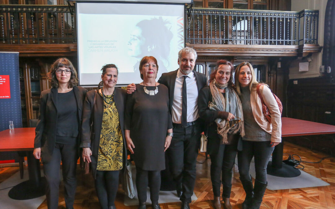 Nelly Richard recibe el Premio Carmen Waugh 2017 por su aporte a las artes visuales en Chile