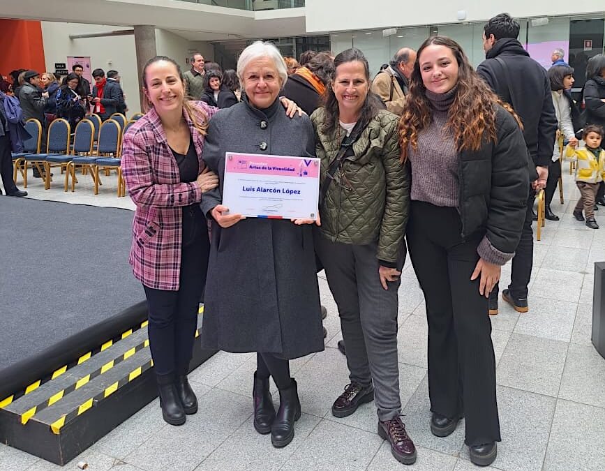 Luis Alarcón recibe el Premio Carmen Waugh a la Trayectoria en Artes Visuales 2023